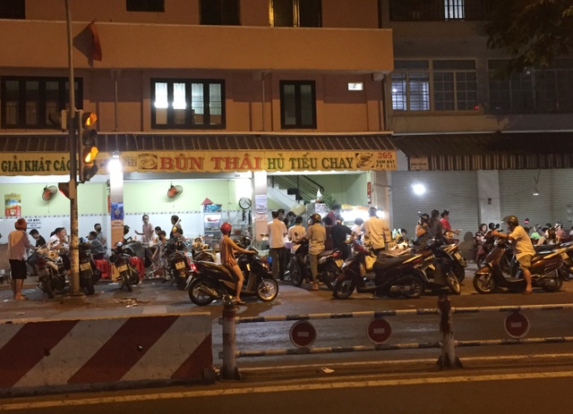 Hàng quán đông đúc, khách buôn chuyện rôm rả như chưa hề có... dịch (!?) - 2 Hàng quán đông đúc, khách buôn chuyện rôm rả như chưa hề có... dịch (!?) - 2