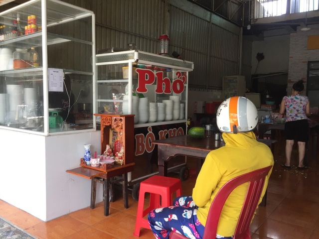 Hàng quán đông đúc, khách buôn chuyện rôm rả như chưa hề có... dịch (!?) - 3 Hàng quán đông đúc, khách buôn chuyện rôm rả như chưa hề có... dịch (!?) - 3