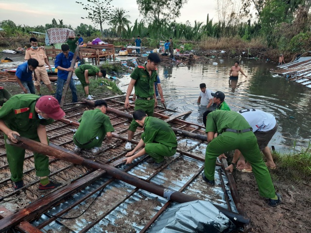 Lốc xoáy quét qua, cuốn phăng hàng chục căn nhà - 4 Lốc xoáy quét qua, cuốn phăng hàng chục căn nhà - 4
