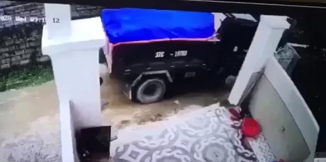 Vụ lùi xe cán chết cháu bé rồi phi tang xác: Tài xế có họ với nạn nhân - 1 Vụ lùi xe cán chết cháu bé rồi phi tang xác: Tài xế có họ với nạn nhân - 1