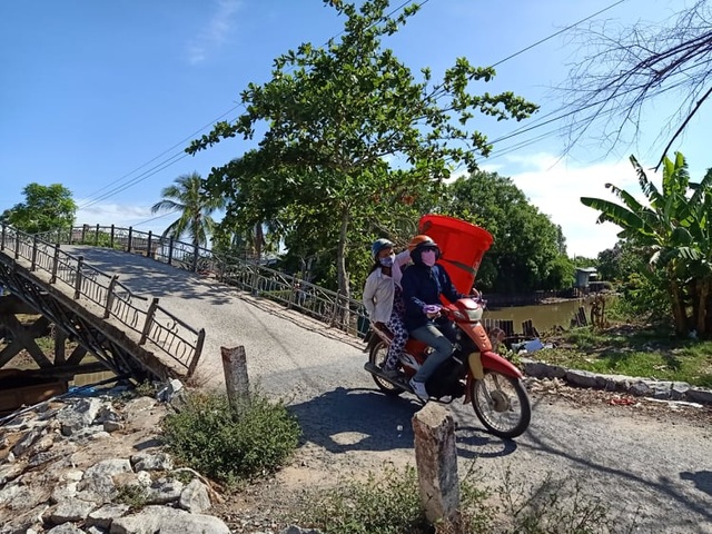 “Khô hạn thế này có được thùng bự chứa nước bà con vui lắm” - 14 “Khô hạn thế này có được thùng bự chứa nước bà con vui lắm” - 14