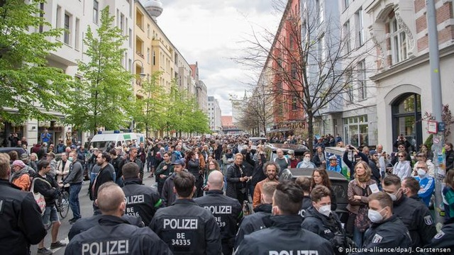 Hàng nghìn người Đức phớt lờ lệnh giãn cách, biểu tình phản đối phong tỏa - 1
