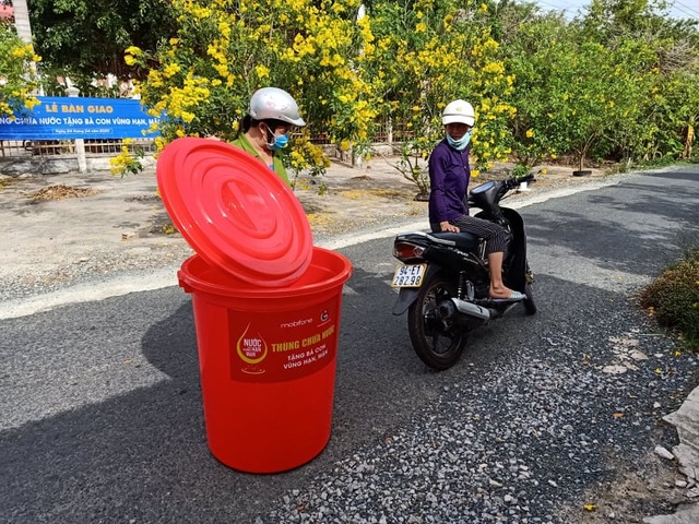 “Khô hạn thế này có được thùng bự chứa nước bà con vui lắm” - 4 “Khô hạn thế này có được thùng bự chứa nước bà con vui lắm” - 4