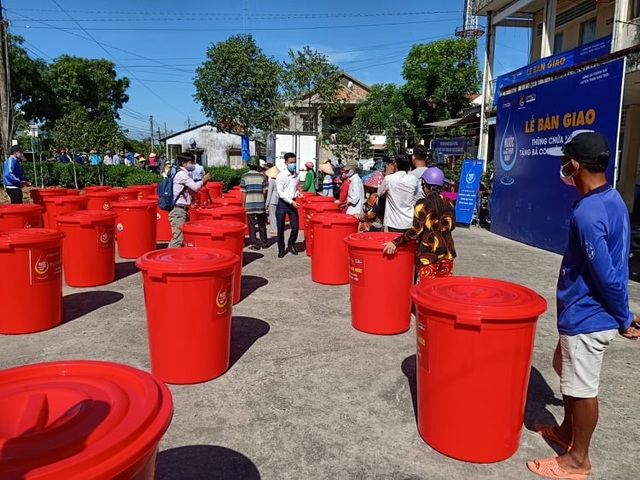 “Khô hạn thế này có được thùng bự chứa nước bà con vui lắm” - 9 “Khô hạn thế này có được thùng bự chứa nước bà con vui lắm” - 9