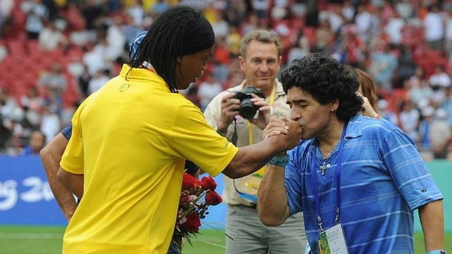 Maradona: “Ronaldinho không phải là tội phạm” - 1 Maradona: “Ronaldinho không phải là tội phạm” - 1