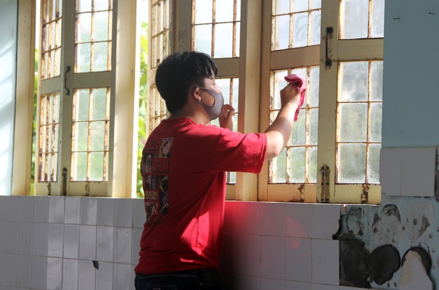 Phú Yên: Các trường khẩn trương dọn vệ sinh để đón học sinh tới lớp - 4 Phú Yên: Các trường khẩn trương dọn vệ sinh để đón học sinh tới lớp - 4
