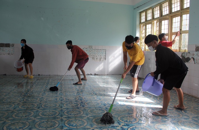 Phú Yên: Các trường khẩn trương dọn vệ sinh để đón học sinh tới lớp - 1 Phú Yên: Các trường khẩn trương dọn vệ sinh để đón học sinh tới lớp - 1