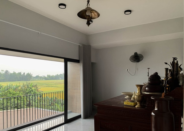 Biệt thự con trai xây tặng bố mẹ đẹp lạ giữa cánh đồng lúa chín ở Hà Tĩnh - 11 Biệt thự con trai xây tặng bố mẹ đẹp lạ giữa cánh đồng lúa chín ở Hà Tĩnh - 11