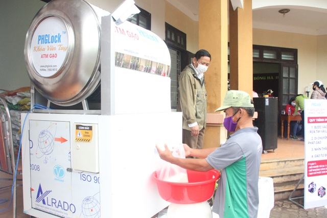 “ATM gạo” chia sẻ khó khăn với người dân, lao động nghèo Quảng Trị - 7 “ATM gạo” chia sẻ khó khăn với người dân, lao động nghèo Quảng Trị - 7