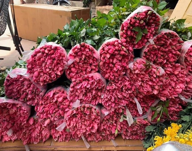 Hoa tươi tăng giá gấp 4 lần, buổi sáng bán gần 2.000 bông - 1 Hoa tươi tăng giá gấp 4 lần, buổi sáng bán gần 2.000 bông - 1
