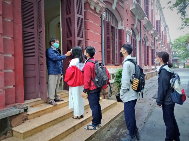 Nhiều trường áp dụng biện pháp mạnh phòng dịch đón học sinh - 12 Nhiều trường áp dụng biện pháp mạnh phòng dịch đón học sinh - 12