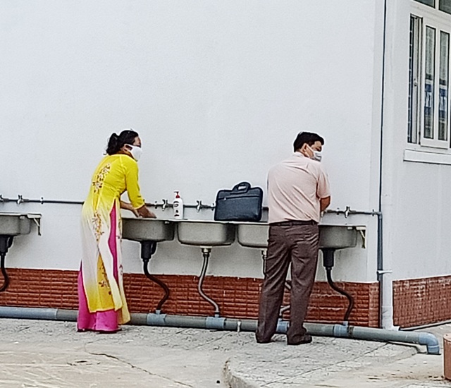 Nhiều trường áp dụng biện pháp mạnh phòng dịch đón học sinh - 5 Nhiều trường áp dụng biện pháp mạnh phòng dịch đón học sinh - 5