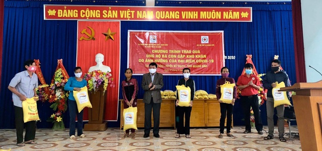 Hỗ trợ gạo cho gần 1.000 hộ dân chịu ảnh hưởng bởi dịch Covid-19 - 1 Hỗ trợ gạo cho gần 1.000 hộ dân chịu ảnh hưởng bởi dịch Covid-19 - 1