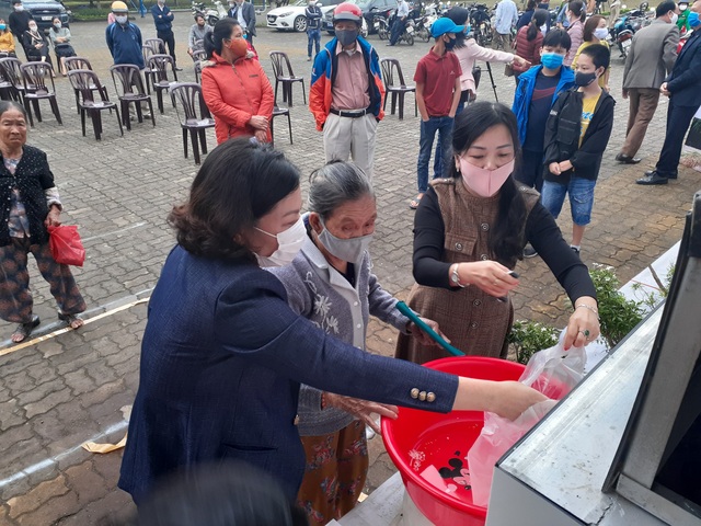 “ATM gạo” chia sẻ khó khăn với người dân, lao động nghèo Quảng Trị - 4 “ATM gạo” chia sẻ khó khăn với người dân, lao động nghèo Quảng Trị - 4