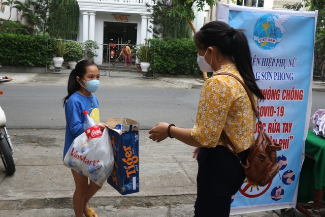 Doi rac thai nhua lay nuoc sat khuan Phu nu Hoi An doi rac thai nhua lay nuosc sat khuan