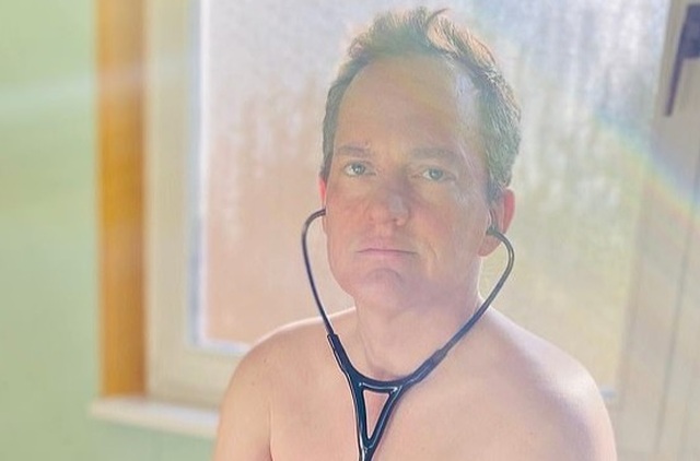 Các bác sĩ Đức chụp ảnh khỏa thân phản đối tình trạng thiếu đồ bảo hộ - Ảnh minh hoạ 4