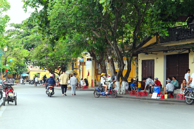 Du khach bat đau quay lai pho co Hoi An sau cach ly