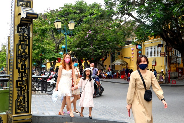 Du khach bat đau quay lai pho co Hoi An sau cach ly