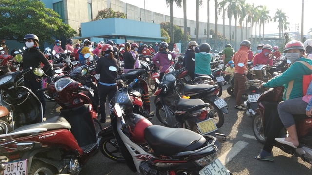 Đồng Nai: Công nhân ngưng việc, phản đối việc cắt hợp đồng lao động - 1 Đồng Nai: Công nhân ngưng việc, phản đối việc cắt hợp đồng lao động - 1