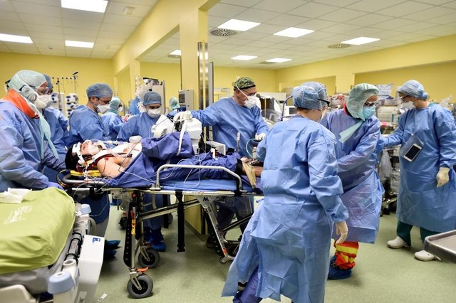 Nghịch lý thời Covid-19: Y bác sĩ cứu người nhưng bị cộng đồng kỳ thị - 2 Nghịch lý thời Covid-19: Y bác sĩ cứu người nhưng bị cộng đồng kỳ thị - 2