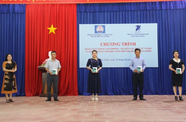 Tặng sim và điện thoại thông minh hỗ trợ học sinh khó khăn tự học tại nhà - 1 Tặng sim và điện thoại thông minh hỗ trợ học sinh khó khăn tự học tại nhà - 1
