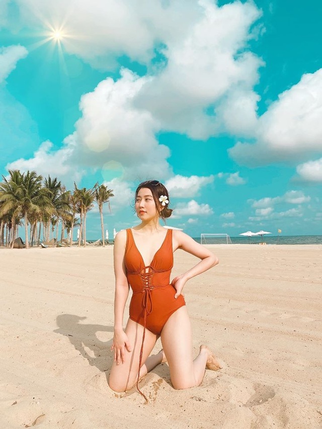 Bạn gái tiền đạo Tiến Linh khoe dáng trên bãi biển sau kỳ nghỉ vì dịch - 1