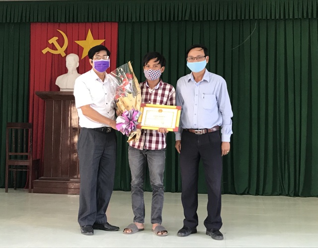Vụ 180 triệu đồng và 1,3 cây vàng trong tủ cũ: Khen thưởng người mua tủ - 1 Vụ 180 triệu đồng và 1,3 cây vàng trong tủ cũ: Khen thưởng người mua tủ - 1