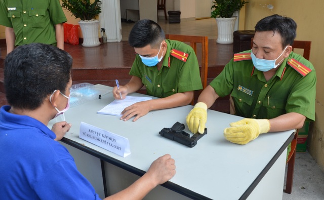 Người dân nộp súng đạn, hung khí, để nhận quà trong mùa Covid-19 - 1 Người dân nộp súng đạn, hung khí, để nhận quà trong mùa Covid-19 - 1