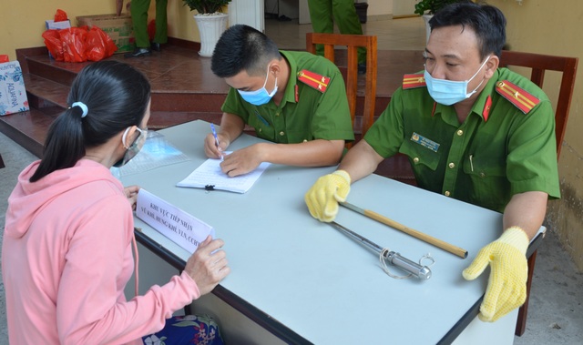 Người dân nộp súng đạn, hung khí, để nhận quà trong mùa Covid-19 - 3 Người dân nộp súng đạn, hung khí, để nhận quà trong mùa Covid-19 - 3