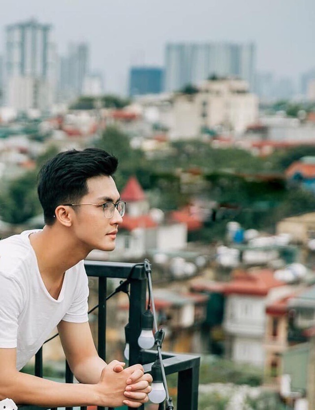 Bị áp lực và thị phi bủa vây, “thầy giáo soái ca” dừng livestream giảng bài - 2 Bị áp lực và thị phi bủa vây, “thầy giáo soái ca” dừng livestream giảng bài - 2
