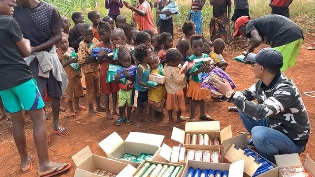 Youtuber xứ Nghệ ở lại châu Phi làm tình nguyện mùa dịch Covid-19 - 3