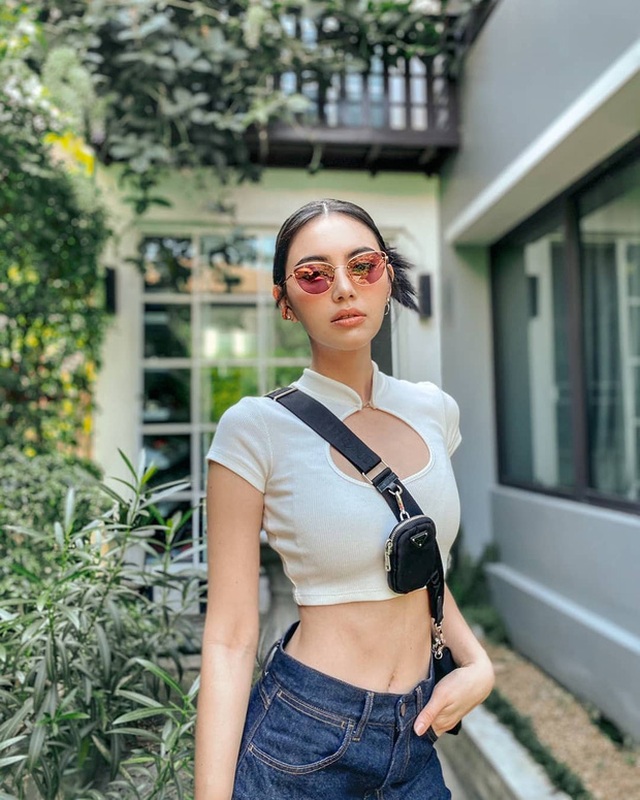 Loạt mỹ nhân Việt diện áo crop top cổ xường xám “khoe” eo thon - 5 Loạt mỹ nhân Việt diện áo crop top cổ xường xám “khoe” eo thon - 5