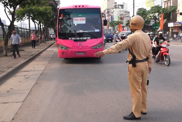 Hà Nội: Nhiều xe khách không thực hiện giãn cách bị CSGT xử lý - 1 Hà Nội: Nhiều xe khách không thực hiện giãn cách bị CSGT xử lý - 1