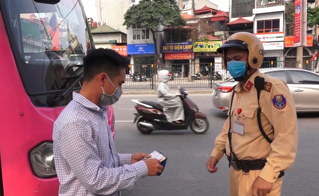 Hà Nội: Nhiều xe khách không thực hiện giãn cách bị CSGT xử lý - 2 Hà Nội: Nhiều xe khách không thực hiện giãn cách bị CSGT xử lý - 2