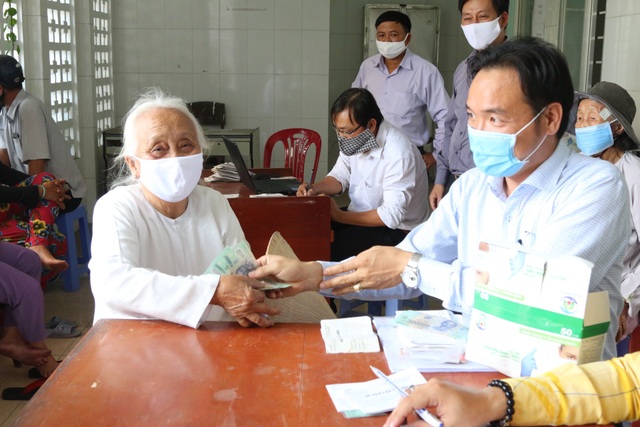 TPHCM chi hơn 400 tỷ đồng hỗ trợ người dân khó khăn sau dịch Covid-19 - 3 TPHCM chi hơn 400 tỷ đồng hỗ trợ người dân khó khăn sau dịch Covid-19 - 3