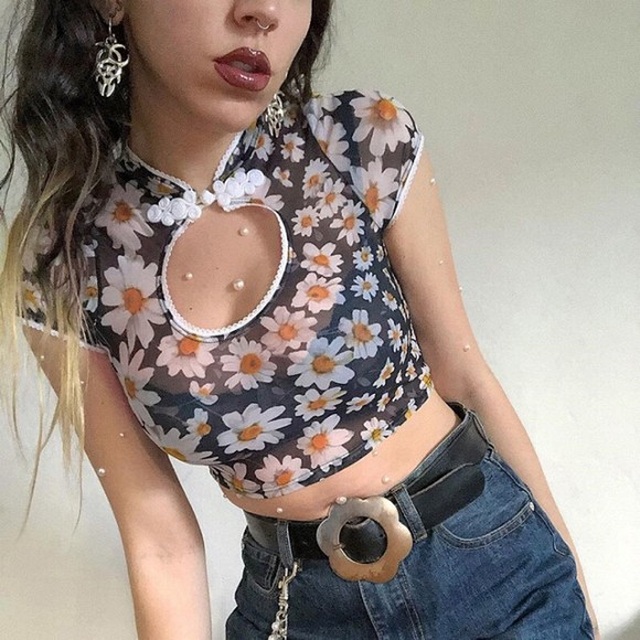 Loạt mỹ nhân Việt diện áo crop top cổ xường xám “khoe” eo thon - 7 Loạt mỹ nhân Việt diện áo crop top cổ xường xám “khoe” eo thon - 7