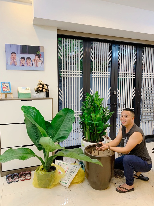 Ngắm ban công đầy hoa trong căn hộ của vợ chồng MC Hoàng Linh - 10 Ngắm ban công đầy hoa trong căn hộ của vợ chồng MC Hoàng Linh - 10
