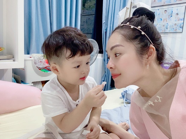 Phương Oanh, Dương Cẩm Lynh, Hạ Vi tiết lộ về ngày 30/4-1/5 đặc biệt - 4 Phương Oanh, Dương Cẩm Lynh, Hạ Vi tiết lộ về ngày 30/4-1/5 đặc biệt - 4