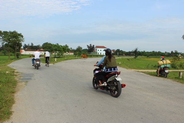 Hà Tĩnh: Vướng mặt bằng, đường tiền tỷ nằm đắp chiếu giữa đồng - 1 Hà Tĩnh: Vướng mặt bằng, đường tiền tỷ nằm đắp chiếu giữa đồng - 1