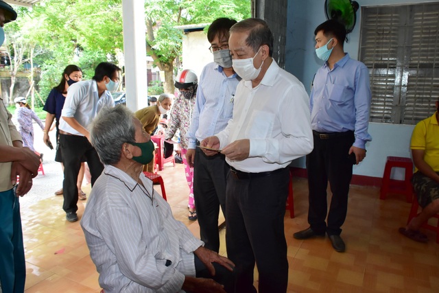 Chủ tịch tỉnh Thừa Thiên Huế kiểm tra việc hỗ trợ dân gặp khó vì Covid-19 - 3 Chủ tịch tỉnh Thừa Thiên Huế kiểm tra việc hỗ trợ dân gặp khó vì Covid-19 - 3
