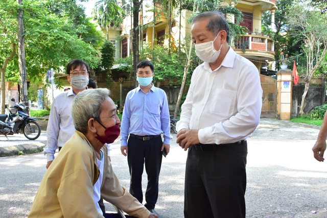 Chủ tịch tỉnh Thừa Thiên Huế kiểm tra việc hỗ trợ dân gặp khó vì Covid-19 - 2
