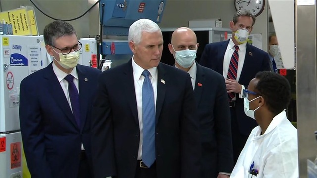 Phó Tổng thống Mỹ gây tranh cãi vì không đeo khẩu trang khi vào bệnh viện