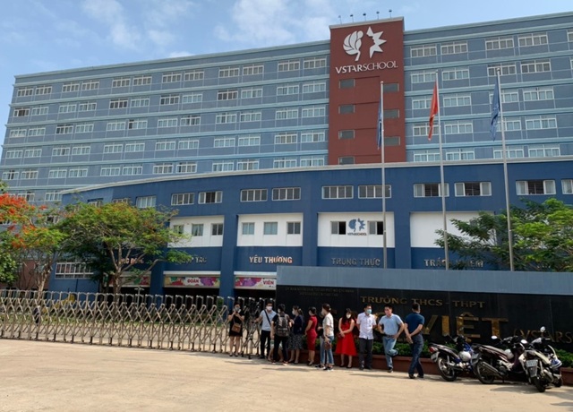 Bức xúc “hỏi mãi không phản hồi”, phụ huynh đến trường phản ứng về học phí - 1 Bức xúc “hỏi mãi không phản hồi”, phụ huynh đến trường phản ứng về học phí - 1