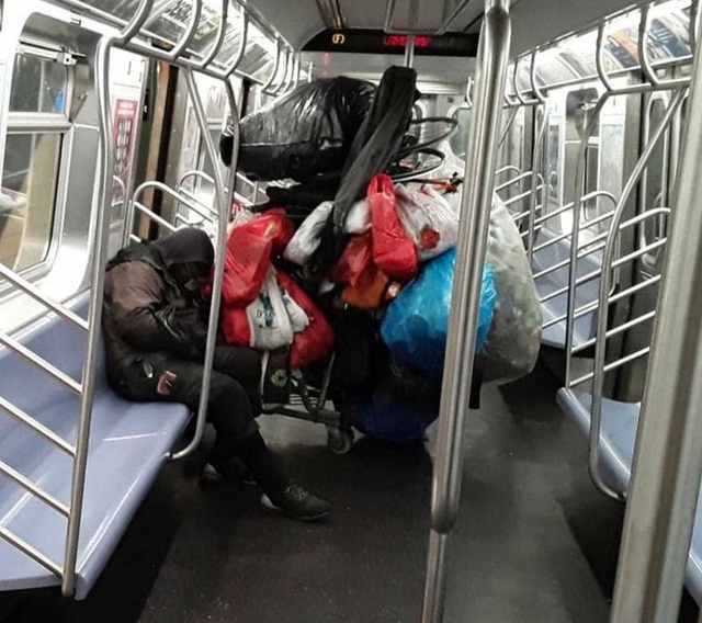 Thống đốc New York sốc khi người vô gia cư tá túc trên tàu điện ngầm - 4