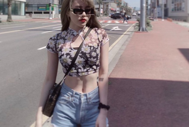 Loạt mỹ nhân Việt diện áo crop top cổ xường xám “khoe” eo thon - 3 Loạt mỹ nhân Việt diện áo crop top cổ xường xám “khoe” eo thon - 3