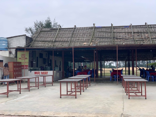 Ha Tinh Beach is deserted on vacation - 4