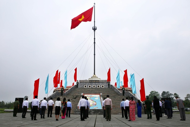 Lễ Thượng cờ kỷ niệm 45 năm ngày đất nước thống nhất ở Vĩ tuyến 17 - 1 Lễ Thượng cờ kỷ niệm 45 năm ngày đất nước thống nhất ở Vĩ tuyến 17 - 1