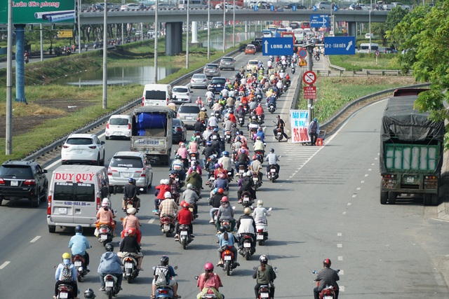 Đường về miền Tây kẹt cứng ngày đầu nghỉ lễ - 8 Đường về miền Tây kẹt cứng ngày đầu nghỉ lễ - 8