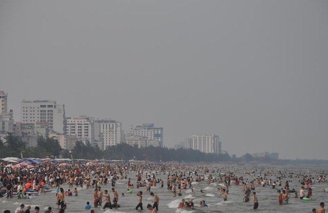 Sam Son Beach is crowded, bankruptcy prevention regulations - 8