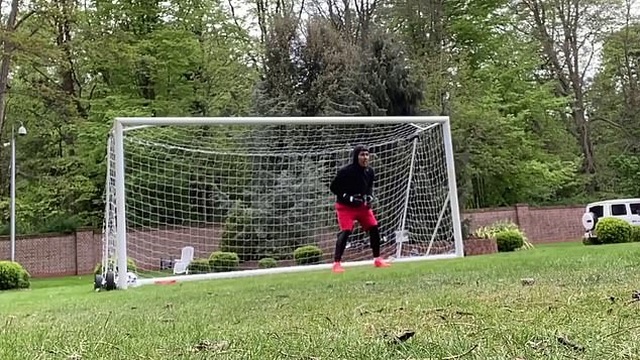 Tiền đạo Firrmino trổ tài bắt bóng không kém gì thủ thành Alisson Tiền đạo Firrmino trổ tài bắt bóng không kém gì thủ thành Alisson